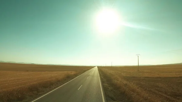 Tiro aéreo de baixa altitude de uma estrada rural na Espanha em um dia ensolarado de verão — Fotografia de Stock