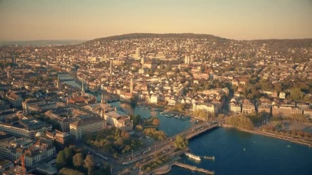 Flygfoto över staden Zürich centrum och floden Limmat, Schweiz — Stockvideo