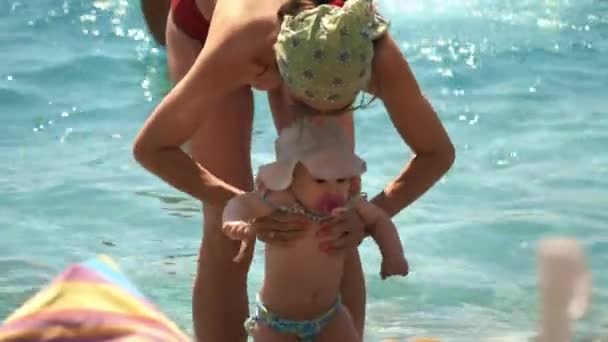 Mãe e seu bebê menina passar tempo na praia — Vídeo de Stock