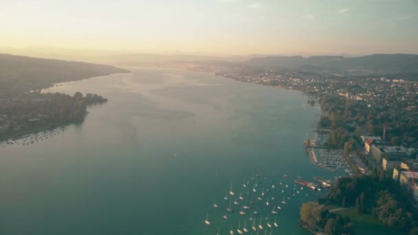 Luchtfoto van het hooggelegen van het meer van Zürich, Zwitserland — Stockvideo