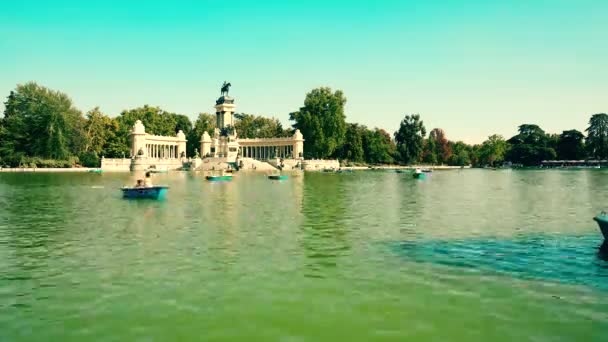 MADRID, SPAIN - SEPTEMBER 30, 2018. Time lapse of boats on the pond in Parque del Buen Retiro or Retiro Park — Stock Video