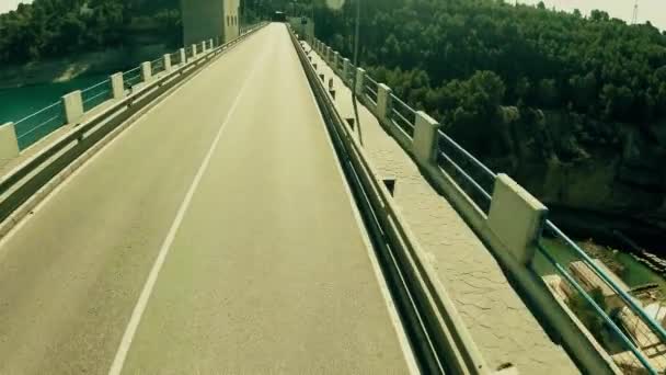 Voiture POV prise de vue de la traversée du barrage d'Alarcon en Espagne — Video