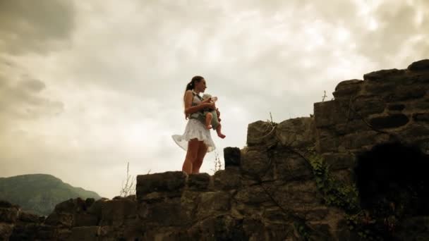 Mujer joven y su bebé viajan con la mochila de transporte de vacaciones — Vídeos de Stock