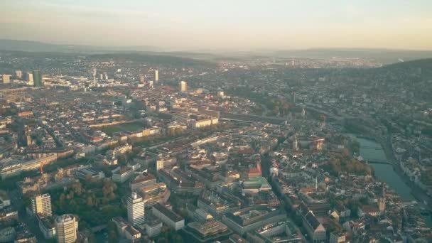 Zürih merkezi ve Limmat Nehri hava panoramik çekim — Stok video