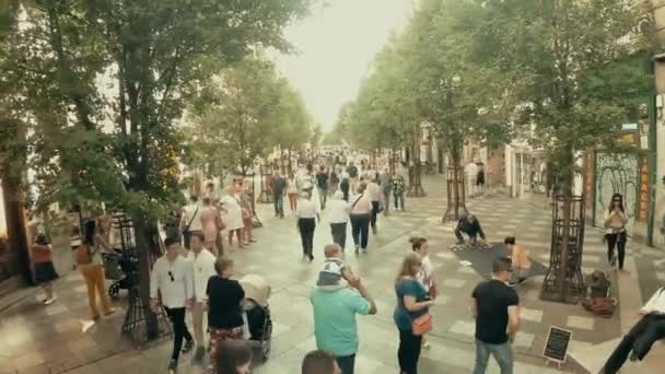 MADRID, ESPANHA - 30 de setembro de 2018. Overhead tiro de Calle del Arenal rua cheia de turistas — Vídeo de Stock