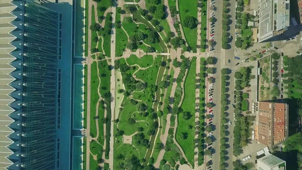 Vista aérea de cima para baixo de um moderno parque da cidade — Fotografia de Stock