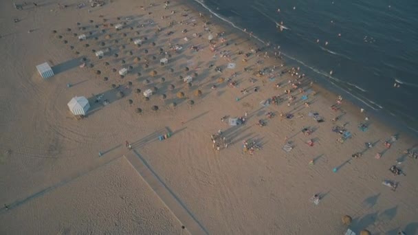 Vue aérienne vers le bas de la plage de sable de Valence au coucher du soleil, Espagne — Video