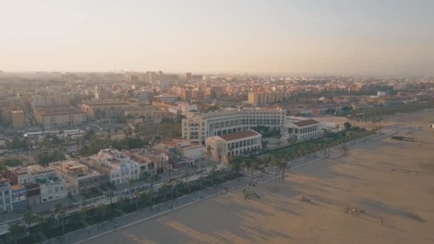 Valencia, Spanien - 22 September 2018. Flygfoto över strandpromenaden och stranden hotell och restauranger i solnedgången — Stockvideo