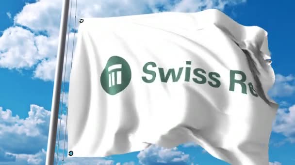 Acenando bandeira com o logotipo da Swiss Reinsurance Company contra nuvens e céu. Animação editorial 4K — Vídeo de Stock