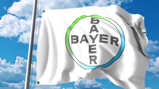 Размахивание флагом с логотипом Bayer AG против облаков и неба. Редакция 4K — стоковое видео