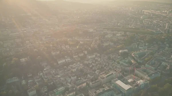 Vista aérea del paisaje urbano de Zurich iluminado por el sol — Foto de Stock