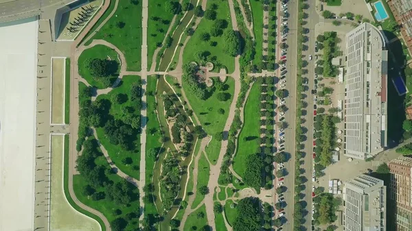 Vista aérea de arriba hacia abajo de un parque moderno de la ciudad — Foto de Stock