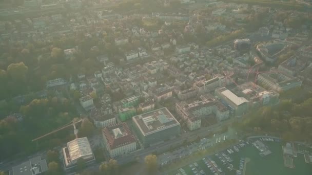 Vista aérea del paisaje urbano de Zurich iluminado por el sol — Vídeo de stock