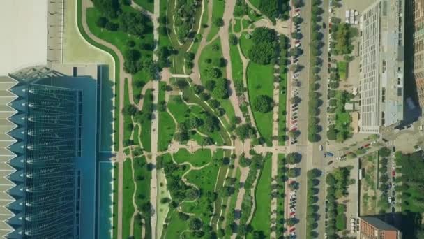 Foto aerea dall'alto verso il basso di un moderno parco cittadino — Video Stock