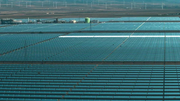 Aeronáutica de baixa altitude da moderna central solar — Fotografia de Stock