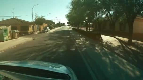 POV körning skott av lämnar liten stad i Spanien på en varm sommardag — Stockvideo