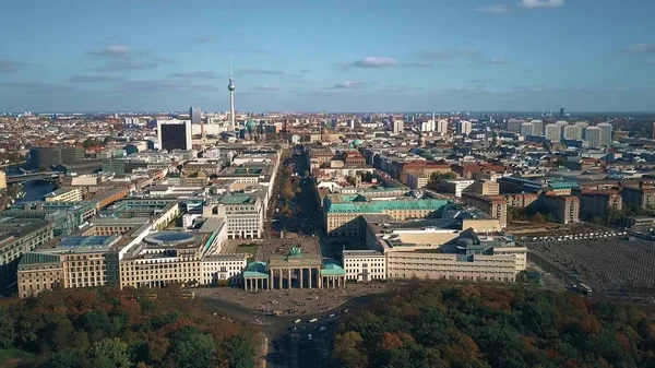 Vista aérea del paisaje urbano de Berlín con la famosa Puerta de Brandeburgo y la torre de televisión. Alemania —  Fotos de Stock