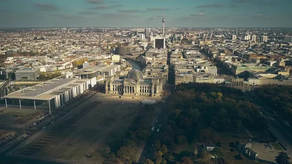 Vista aérea del edificio del Reichstag y del paisaje urbano de Berlín, Alemania —  Fotos de Stock