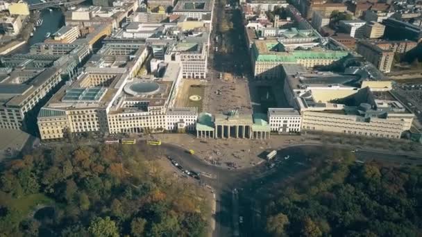 Widok z lotu ptaka z słynnej Bramy Brandenburskiej w Berlinie, Niemcy — Wideo stockowe