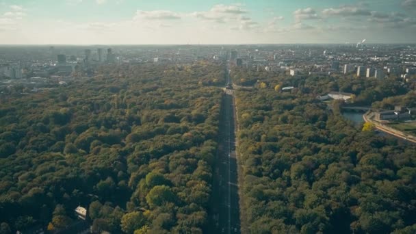 Vuelo hacia la famosa Columna de la Victoria de Berlín en el parque Tiergarten, Alemania — Vídeo de stock