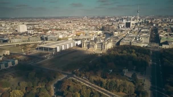 Luchtfoto van het gebouw van de Reichstag en Berlijn stadsgezicht, Duitsland — Stockvideo
