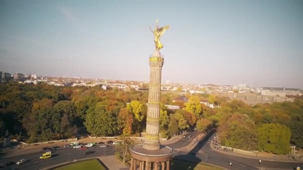 Veduta aerea della famosa colonna della vittoria di Berlino in Germania — Video Stock