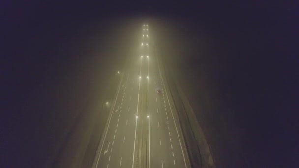 Luchtfoto van een mistige highway traffic's nachts — Stockvideo