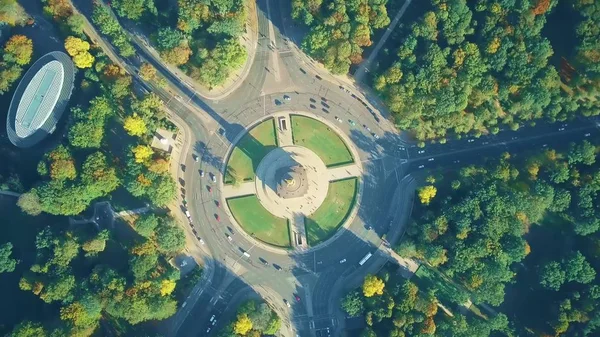 Vista aérea de arriba abajo del tráfico de la rotonda de la Columna de la Victoria de Berlín —  Fotos de Stock