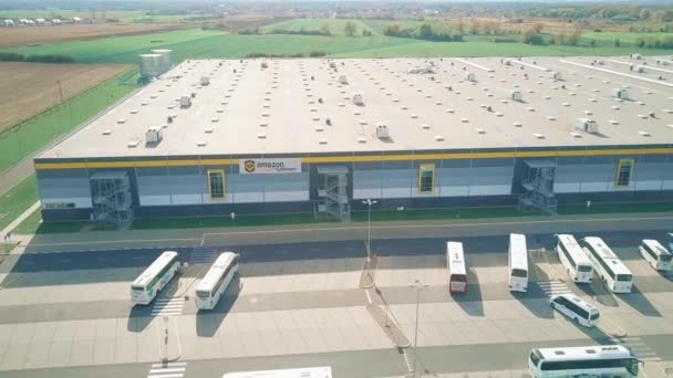 Poznan, Polen - 20 oktober 2018. Luchtfoto van het logistieke centrum van Amazon Fulfillment — Stockvideo