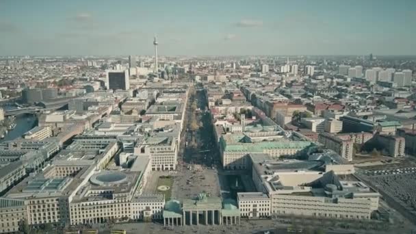 Foto aérea de la Puerta de Brandeburgo en Berlín, Alemania — Vídeo de stock