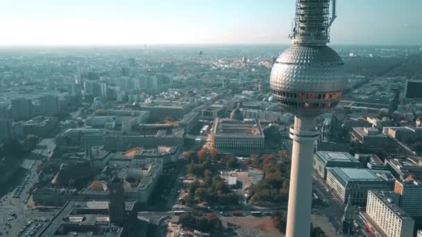 Vista aérea panorámica de Berlín y Fernsehturm o detalles de televisión, Alemania — Vídeos de Stock