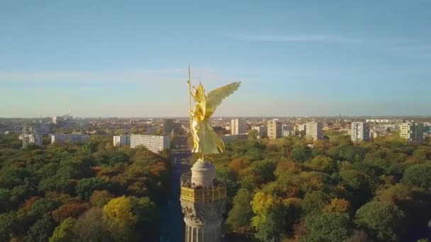 Berlin, Duitsland - 21 oktober 2018. Luchtfoto van de Siegessäule boven- en observatie dek — Stockvideo