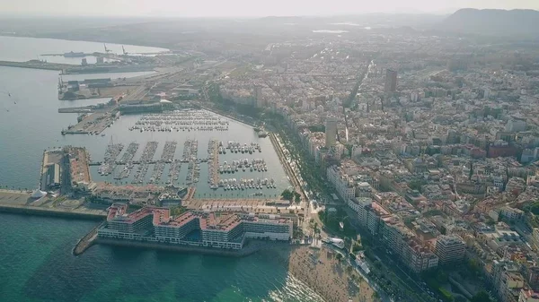 ALICANTE, ESPAÑA - 23 DE SEPTIEMBRE DE 2018. Vista aérea del paisaje urbano, puerto deportivo y puerto — Foto de Stock