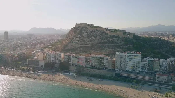 Veduta aerea del paesaggio urbano di Alicante che coinvolge la spiaggia e il castello di Santa Barbara, Spagna — Foto Stock