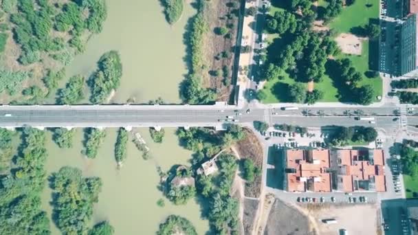 Hava yukarıdan aşağıya görünümü, cadde ve Köprü Cordoba, İspanya — Stok video