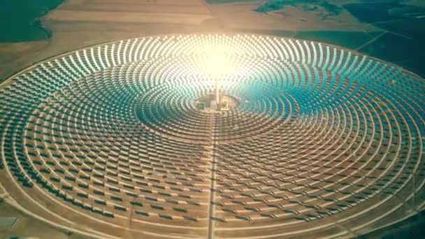 Vue aérienne d'une centrale solaire moderne à concentration — Video