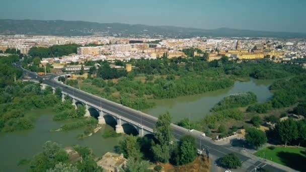 Вид с воздуха на Кордову и реку Гвадалкивир, Испания — стоковое видео