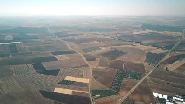 Vista aérea a gran altitud de las granjas en España — Vídeos de Stock