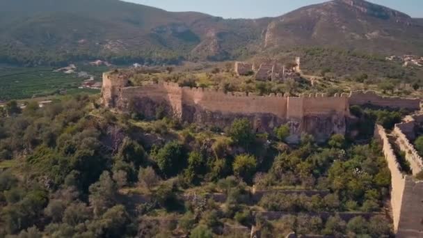 Vista aérea de las ruinas del castillo de Corbera, España — Vídeo de stock