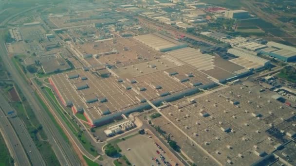 Vista aérea de un gran complejo industrial. Fábrica de coches — Vídeo de stock