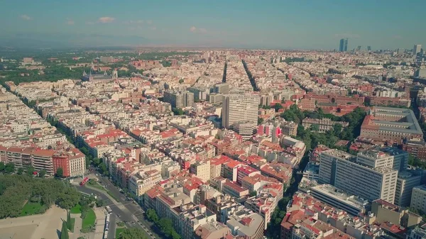 Мадрид, Іспанія - 30 вересня 2018. Пташиного польоту на північ від площі Пласа де Espana в центрі міста — стокове фото
