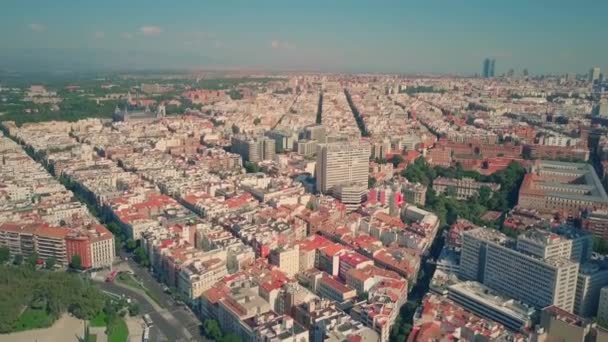 西班牙马德里-2018年9月30日。从市中心埃斯帕纳广场往北看鸟图 — 图库视频影像
