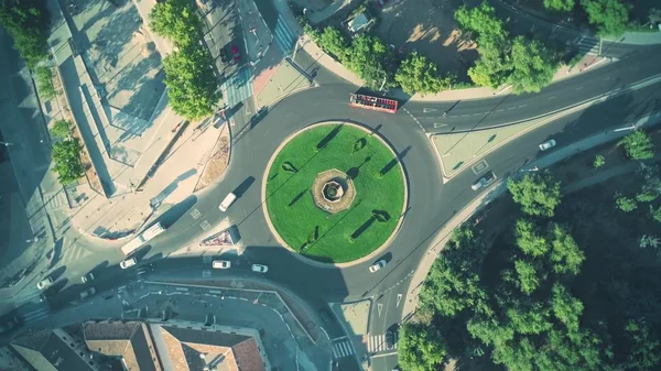 Vista aérea de cima para baixo do tráfego rotunda e ônibus turístico da cidade na cidade espanhola — Fotografia de Stock