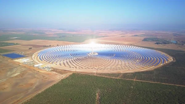 Seville, spanien - 28. september 2018. luftaufnahme gemasolar thermosolar kraftwerk — Stockfoto