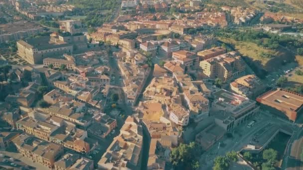 Let nad střechami města Toledo směrem k Plaza de Toros nebo býčí aréna, Španělsko — Stock video