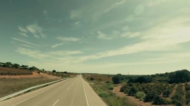 Fotografia aérea de baixa altitude de uma estrada rural no cenário agrícola em Espanha — Vídeo de Stock