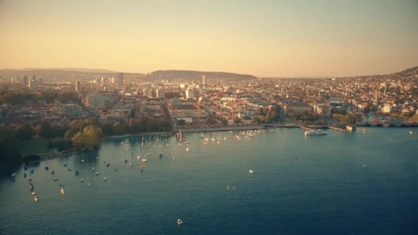 Вид с воздуха на Цюрихзейскую набережную и город Цюрих, Швейцария — стоковое видео