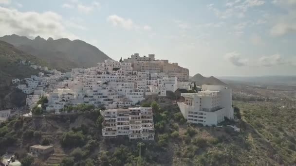 Luftaufnahme einer bergigen spanischen Stadt in Andalusien — Stockvideo