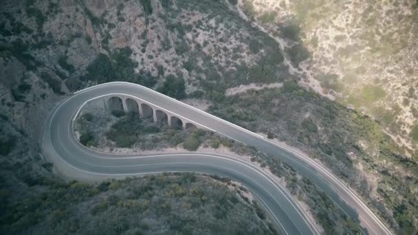 Vista aérea del giro agudo de horquilla en las montañas — Vídeos de Stock