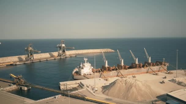 Almeria, Hiszpania - 25 września 2018 r. Widok z lotu ptaka z suchym statek towarowy jest ładowany z cementu Lafargeholcim Dock — Wideo stockowe